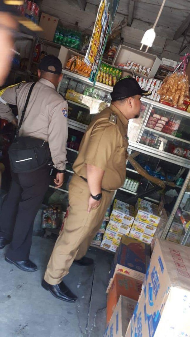Pemberian peringatan kepada masyarakat dan pelaku usaha di Kel. Karang Anyar yang masih belum melaksanakan himbauan pemasangan bendera merah putih dan umbul-umbul ditempat tinggalnya yang dipimpin Lurah langsung