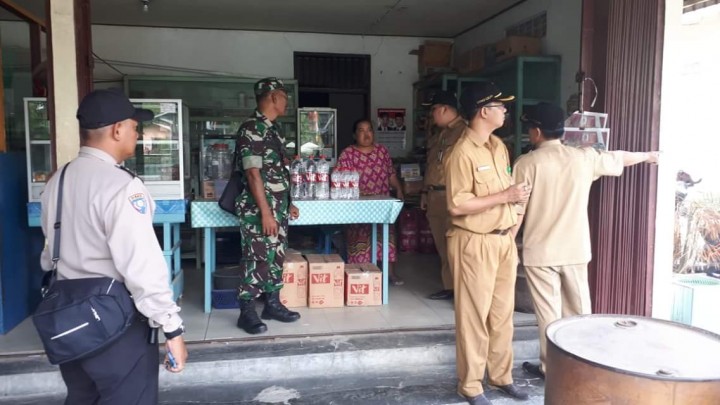 Pemberian peringatan kepada masyarakat dan pelaku usaha di Kel. Karang Anyar yang masih belum melaksanakan himbauan pemasangan bendera merah putih dan umbul-umbul ditempat tinggalnya yang dipimpin Lurah langsung