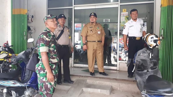 Pemberian peringatan kepada masyarakat dan pelaku usaha di Kel. Karang Anyar yang masih belum melaksanakan himbauan pemasangan bendera merah putih dan umbul-umbul ditempat tinggalnya yang dipimpin Lurah langsung