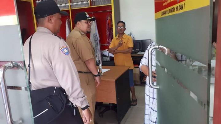 Pemberian peringatan kepada masyarakat dan pelaku usaha di Kel. Karang Anyar yang masih belum melaksanakan himbauan pemasangan bendera merah putih dan umbul-umbul ditempat tinggalnya yang dipimpin Lurah langsung