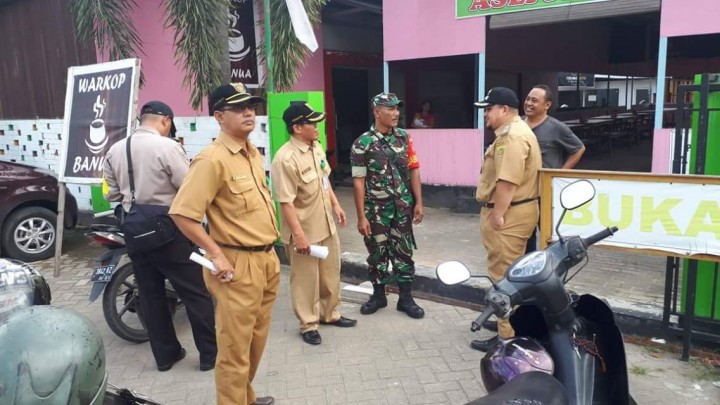 Pemberian peringatan kepada masyarakat dan pelaku usaha di Kel. Karang Anyar yang masih belum melaksanakan himbauan pemasangan bendera merah putih dan umbul-umbul ditempat tinggalnya yang dipimpin Lurah langsung