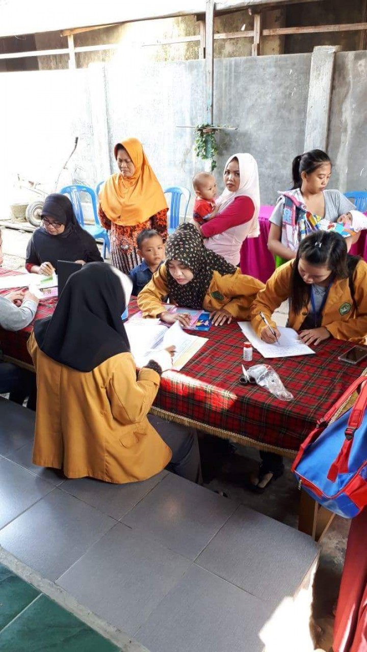 Kunjungan Ketua TP. PKK Kel. Karang Anyar Ibu Shorea ditemani Kasi Kesra beserta staf dan Mahasiswa KKN UNMUL dan Widya Gama Mahakam Samarinda ke Poyandu Mawar RT 26 dan 27 dalam rangka kegiatan posyandu serta pemberian Vitamin A kepada anak balita