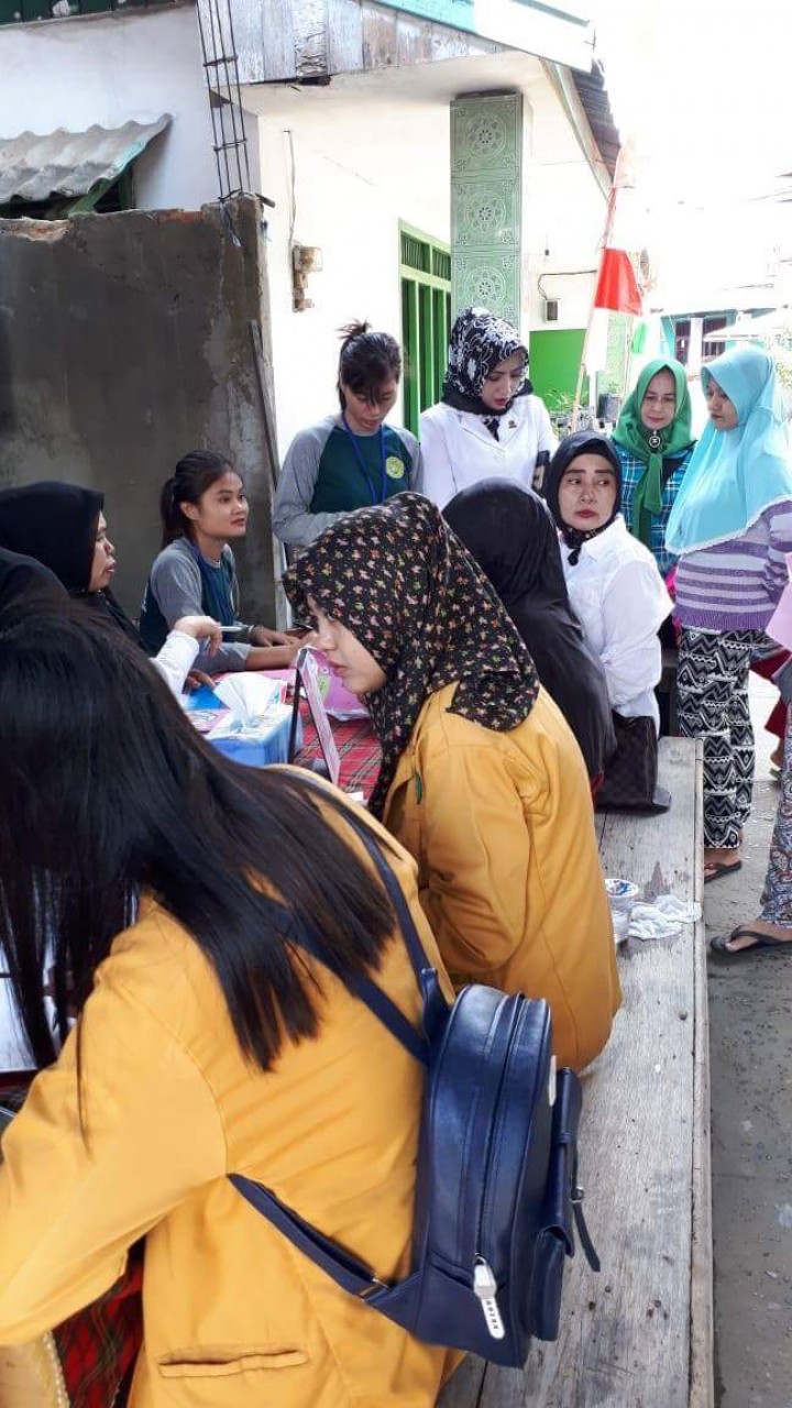 Kunjungan Ketua TP. PKK Kel. Karang Anyar Ibu Shorea ditemani Kasi Kesra beserta staf dan Mahasiswa KKN UNMUL dan Widya Gama Mahakam Samarinda ke Poyandu Mawar RT 26 dan 27 dalam rangka kegiatan posyandu serta pemberian Vitamin A kepada anak balita
