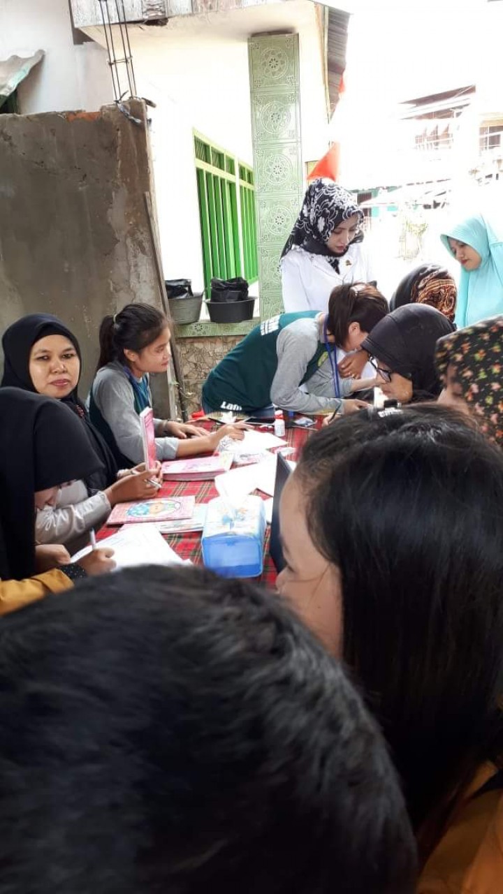 Kunjungan Ketua TP. PKK Kel. Karang Anyar Ibu Shorea ditemani Kasi Kesra beserta staf dan Mahasiswa KKN UNMUL dan Widya Gama Mahakam Samarinda ke Poyandu Mawar RT 26 dan 27 dalam rangka kegiatan posyandu serta pemberian Vitamin A kepada anak balita