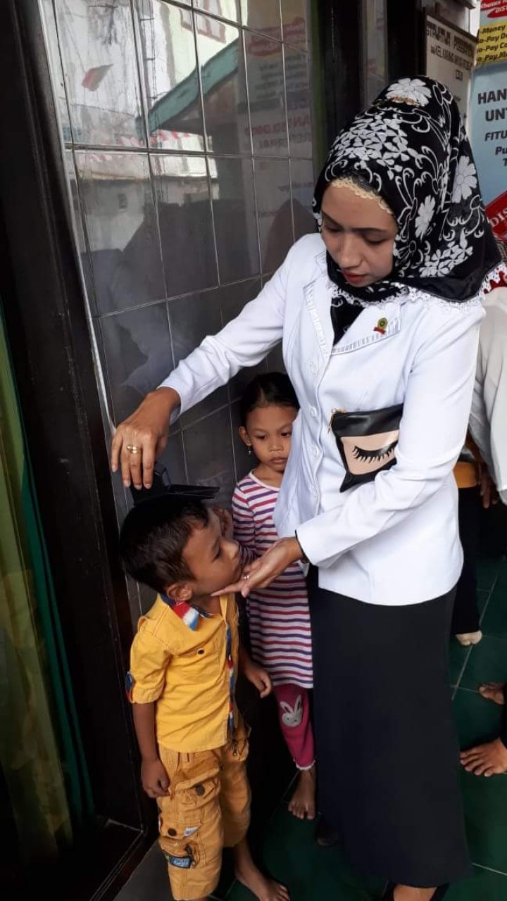 Kunjungan Ketua TP. PKK Kel. Karang Anyar Ibu Shorea ditemani Kasi Kesra beserta staf dan Mahasiswa KKN UNMUL dan Widya Gama Mahakam Samarinda ke Poyandu Mawar RT 26 dan 27 dalam rangka kegiatan posyandu serta pemberian Vitamin A kepada anak balita