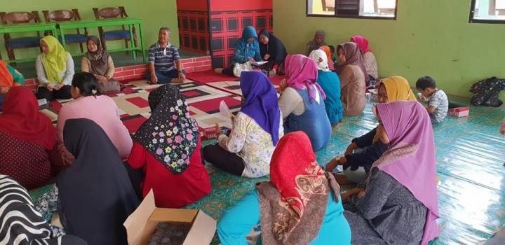 Pertemuan rutin TP. PKK, Posyandu dan Dasawisma Kel. Karang Anyar yang diisi dengan sosialisasi tentang peningkatan ketahanan keluarga melalui bina keluarga balita dari kantor DPPKB Kota Samarinda pada tanggal 30 September 2018.