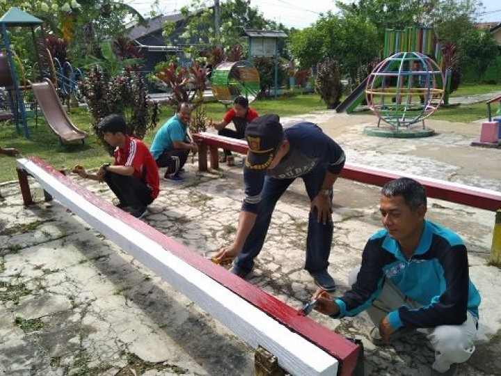 Acara kegiatan Gotong royong bersama Kecamatan Sungai Kunjang DI TK. Negeri 2 dalam rangka persiapan lomba TK Tingkat Provinsi.