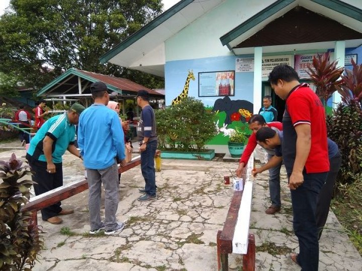 Acara kegiatan Gotong royong bersama Kecamatan Sungai Kunjang DI TK. Negeri 2 dalam rangka persiapan lomba TK Tingkat Provinsi.