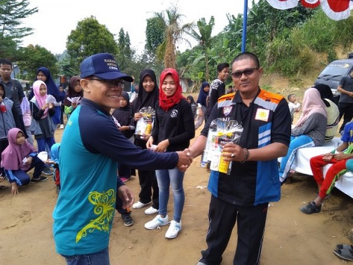 Kegiatan Acara Jalan Santai HUT Kemerdekaan RI yang dilaksanakan oleh Kerukunan Warga Kelapa Gading yang dihadiri dan dibuka oleh Lurah Karang Anyar Bapak Dinvi Kurniadi,S.ST,M.Si beserta Sekretaris, Kasi,staf Kel. Karang Anyar