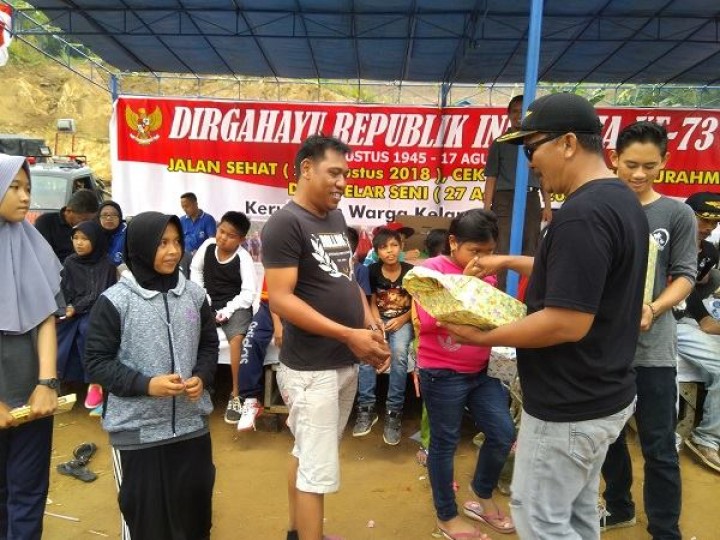 Kegiatan Acara Jalan Santai HUT Kemerdekaan RI yang dilaksanakan oleh Kerukunan Warga Kelapa Gading yang dihadiri dan dibuka oleh Lurah Karang Anyar Bapak Dinvi Kurniadi,S.ST,M.Si beserta Sekretaris, Kasi,staf Kel. Karang Anyar