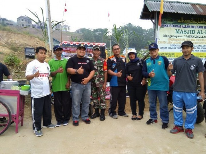 Kegiatan Acara Jalan Santai HUT Kemerdekaan RI yang dilaksanakan oleh Kerukunan Warga Kelapa Gading yang dihadiri dan dibuka oleh Lurah Karang Anyar Bapak Dinvi Kurniadi,S.ST,M.Si beserta Sekretaris, Kasi,staf Kel. Karang Anyar