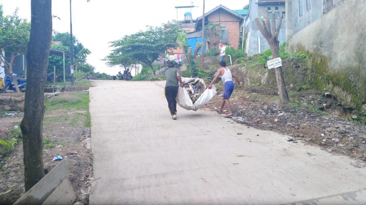 Kerja bakti d wilayah Jalan Cendana RT.011 Karang Anyar pada hari Minggu,11-11-2018 yg dihadiri oleh Bpk. Seklur Achmad Suriani