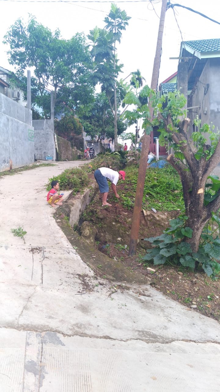 Kerja bakti d wilayah Jalan Cendana RT.011 Karang Anyar pada hari Minggu,11-11-2018 yg dihadiri oleh Bpk. Seklur Achmad Suriani