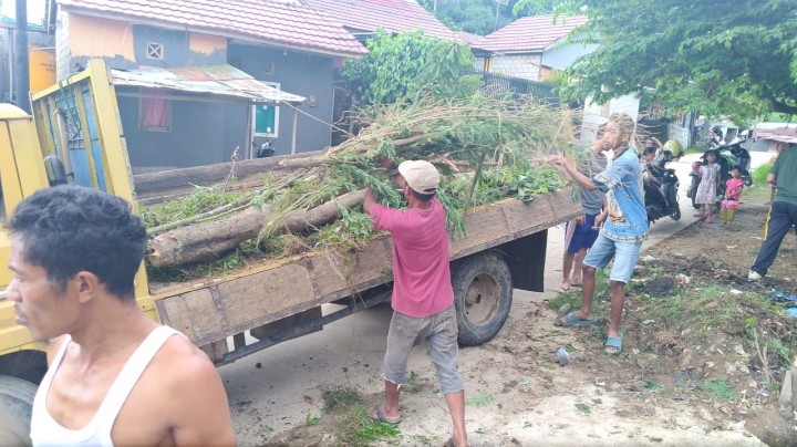 Kerja bakti d wilayah Jalan Cendana RT.011 Karang Anyar pada hari Minggu,11-11-2018 yg dihadiri oleh Bpk. Seklur Achmad Suriani