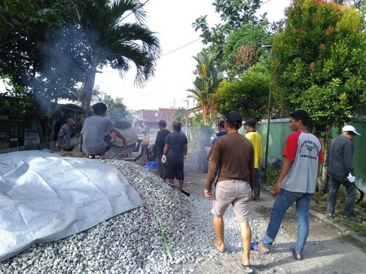 15-12-2018, Kerja bakti Pengecoran jalan di Jl. Meranti Gg. 2 yang dilakukan oleh warga masyarakat bersama aparat Kel. Karang Anyar