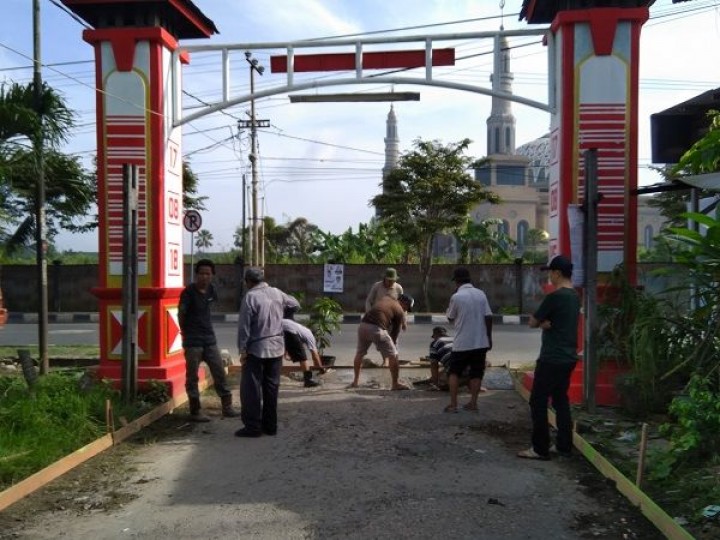 15-12-2018, Kerja bakti Pengecoran jalan di Jl. Meranti Gg. 2 yang dilakukan oleh warga masyarakat bersama aparat Kel. Karang Anyar