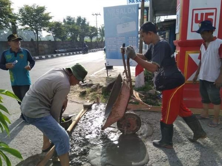 15-12-2018, Kerja bakti Pengecoran jalan di Jl. Meranti Gg. 2 yang dilakukan oleh warga masyarakat bersama aparat Kel. Karang Anyar