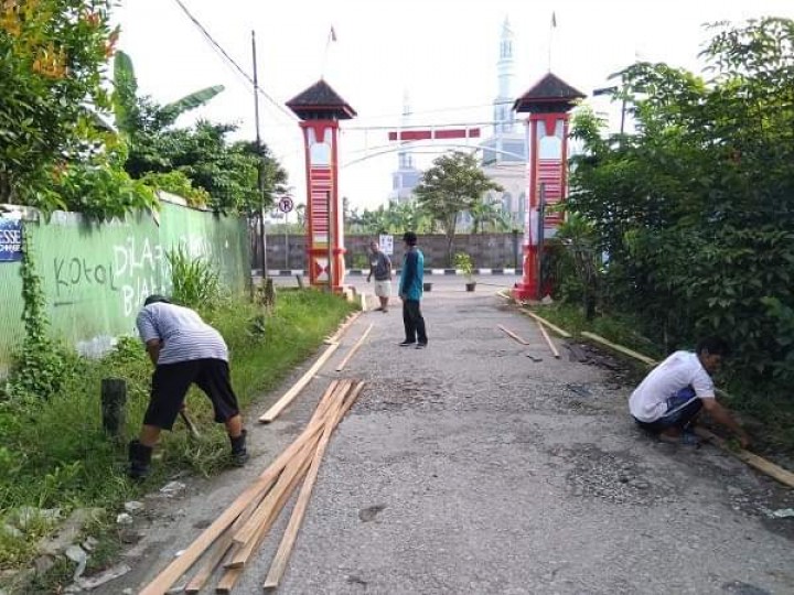 15-12-2018, Kerja bakti Pengecoran jalan di Jl. Meranti Gg. 2 yang dilakukan oleh warga masyarakat bersama aparat Kel. Karang Anyar
