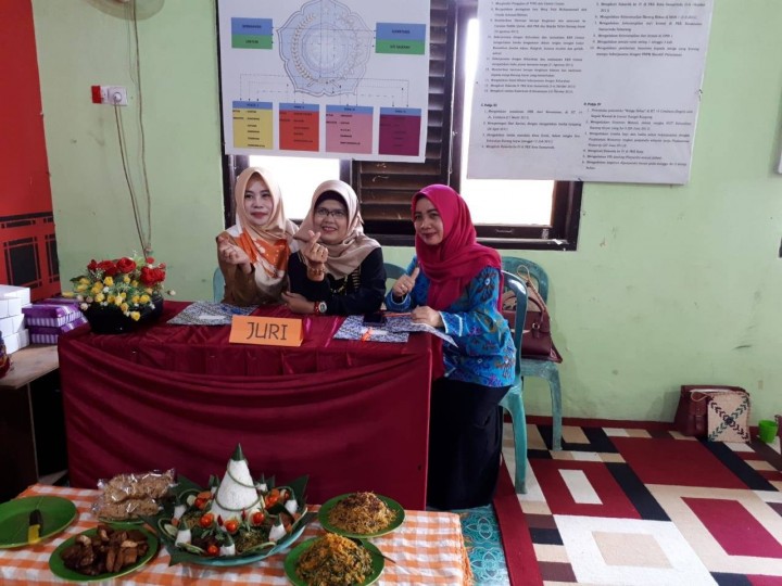 04 Maret 2019, Kegiatan acara lomba Fashion Show & Tumpeng dari Mihun yang dilanjutkan tausiyah dari Ust.H. Id'ham dalam rangka perayaan Milad Majelis Asyifa binaan TP. PKK Kel. Karang Ayar Tahun 2019 .