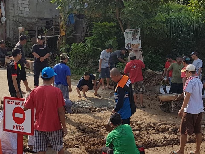 Minggu, 17 Maret 2019 kerja bakti pengecoran Jalan di Jalan Kelapa Gading RT.038