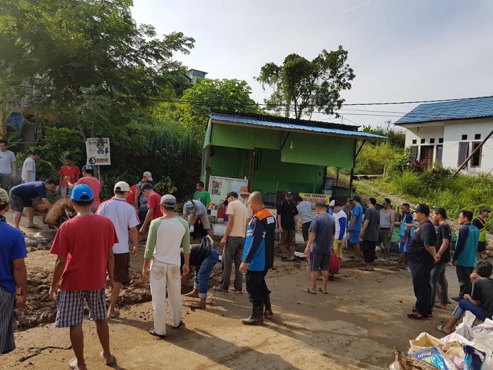 Minggu, 17 Maret 2019 kerja bakti pengecoran Jalan di Jalan Kelapa Gading RT.038