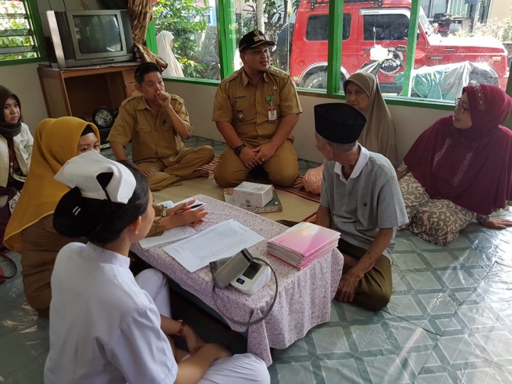 9 april 2109 Penyerahan bantuan dari Lurah Karang Anyar berupa alat tensimeter dan timbangan digital utk posyandu lansia sehati Rt 14 kel.Karang Anyar..