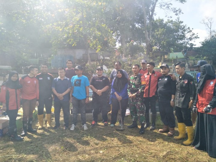 8 april 2019 Goto g royong membersihkan lahan kuburan tengkawang kelurahan karang anyar..bersama staf, babins, masyarakat sekitar dan relawan peduli lingkungan karang anyar.