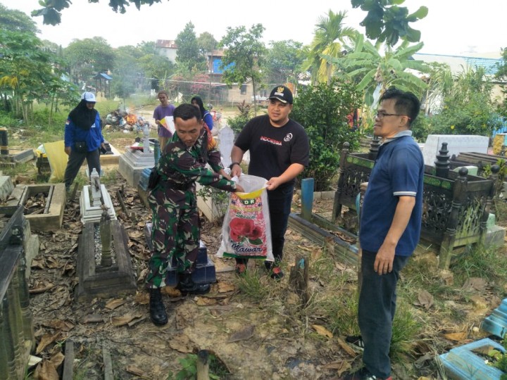8 april 2019 Goto g royong membersihkan lahan kuburan tengkawang kelurahan karang anyar..bersama staf, babins, masyarakat sekitar dan relawan peduli lingkungan karang anyar.