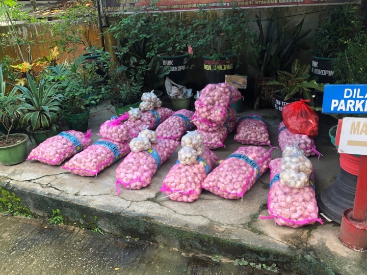 Proses pendistribusian Bawang Putih dari Pemkot Samarinda ke Warga Kelurahan Karang Anyar