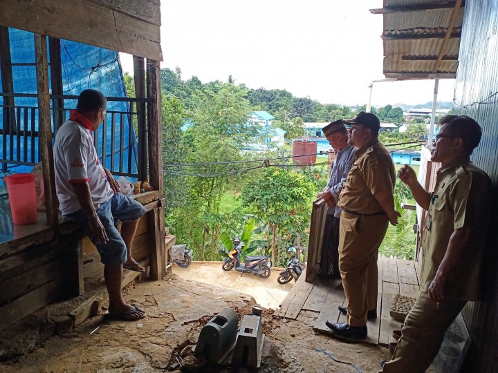 10 Juni 2019, Peninjauan lokasi tanah longsor oleh Lurah Karang Anyar bpk. Dinvi Kuniadi dgn Kasi Pemerintahan dan Staf Kel. Karang Anyar di Jl. Cendana Gg 11 RT 36