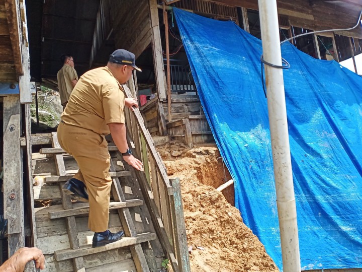 10 Juni 2019, Peninjauan lokasi tanah longsor oleh Lurah Karang Anyar bpk. Dinvi Kuniadi dgn Kasi Pemerintahan dan Staf Kel. Karang Anyar di Jl. Cendana Gg 11 RT 36
