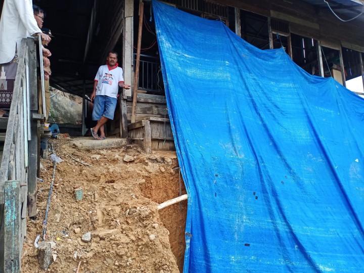 10 Juni 2019, Peninjauan lokasi tanah longsor oleh Lurah Karang Anyar bpk. Dinvi Kuniadi dgn Kasi Pemerintahan dan Staf Kel. Karang Anyar di Jl. Cendana Gg 11 RT 36