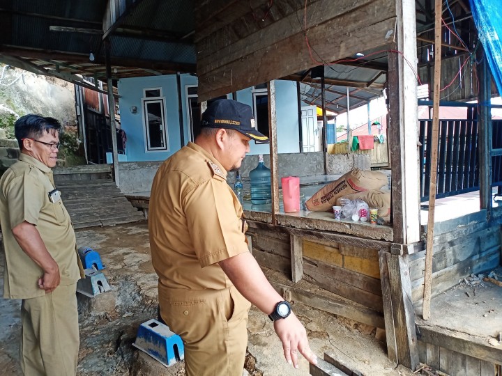 10 Juni 2019, Peninjauan lokasi tanah longsor oleh Lurah Karang Anyar bpk. Dinvi Kuniadi dgn Kasi Pemerintahan dan Staf Kel. Karang Anyar di Jl. Cendana Gg 11 RT 36