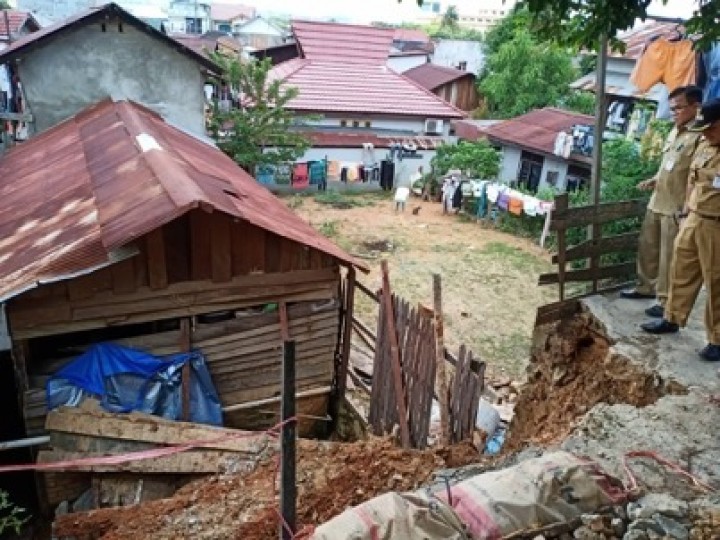 10 Juni 2019, Peninjauan lokasi tanah longsor oleh Lurah Karang Anyar Bpk. Dinvi Kurniadi dgn Kasi Pemerintahan & Bhabinkamtibmas Kel. Karang Anyar di  Jl. Cendana Gg. Amal RT 12
