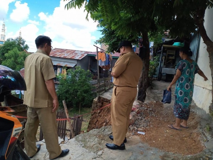 10 Juni 2019, Peninjauan lokasi tanah longsor oleh Lurah Karang Anyar Bpk. Dinvi Kurniadi dgn Kasi Pemerintahan & Bhabinkamtibmas Kel. Karang Anyar di  Jl. Cendana Gg. Amal RT 12