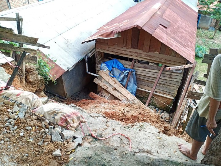 10 Juni 2019, Peninjauan lokasi tanah longsor oleh Lurah Karang Anyar Bpk. Dinvi Kurniadi dgn Kasi Pemerintahan & Bhabinkamtibmas Kel. Karang Anyar di  Jl. Cendana Gg. Amal RT 12