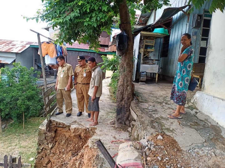 10 Juni 2019, Peninjauan lokasi tanah longsor oleh Lurah Karang Anyar Bpk. Dinvi Kurniadi dgn Kasi Pemerintahan & Bhabinkamtibmas Kel. Karang Anyar di  Jl. Cendana Gg. Amal RT 12