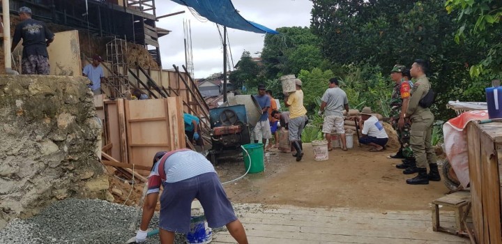 13 Juni 2019, Peninjauan  Kasi Pemerintahan bersama Kasi Ekobang, Satpol PP & Babinsa Kel. Karang Anyar ke lokasi Kegiatan Gotong royong warga RT 12 dan RT 36 membersihkan sisa longsor & membangun tanggul untuk mencegah longsor susulan ..