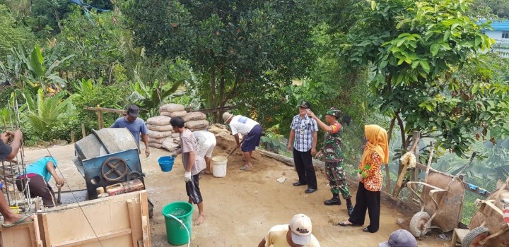 13 Juni 2019, Peninjauan  Kasi Pemerintahan bersama Kasi Ekobang, Satpol PP & Babinsa Kel. Karang Anyar ke lokasi Kegiatan Gotong royong warga RT 12 dan RT 36 membersihkan sisa longsor & membangun tanggul untuk mencegah longsor susulan ..