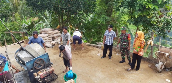 13 Juni 2019, Peninjauan  Kasi Pemerintahan bersama Kasi Ekobang, Satpol PP & Babinsa Kel. Karang Anyar ke lokasi Kegiatan Gotong royong warga RT 12 dan RT 36 membersihkan sisa longsor & membangun tanggul untuk mencegah longsor susulan ..