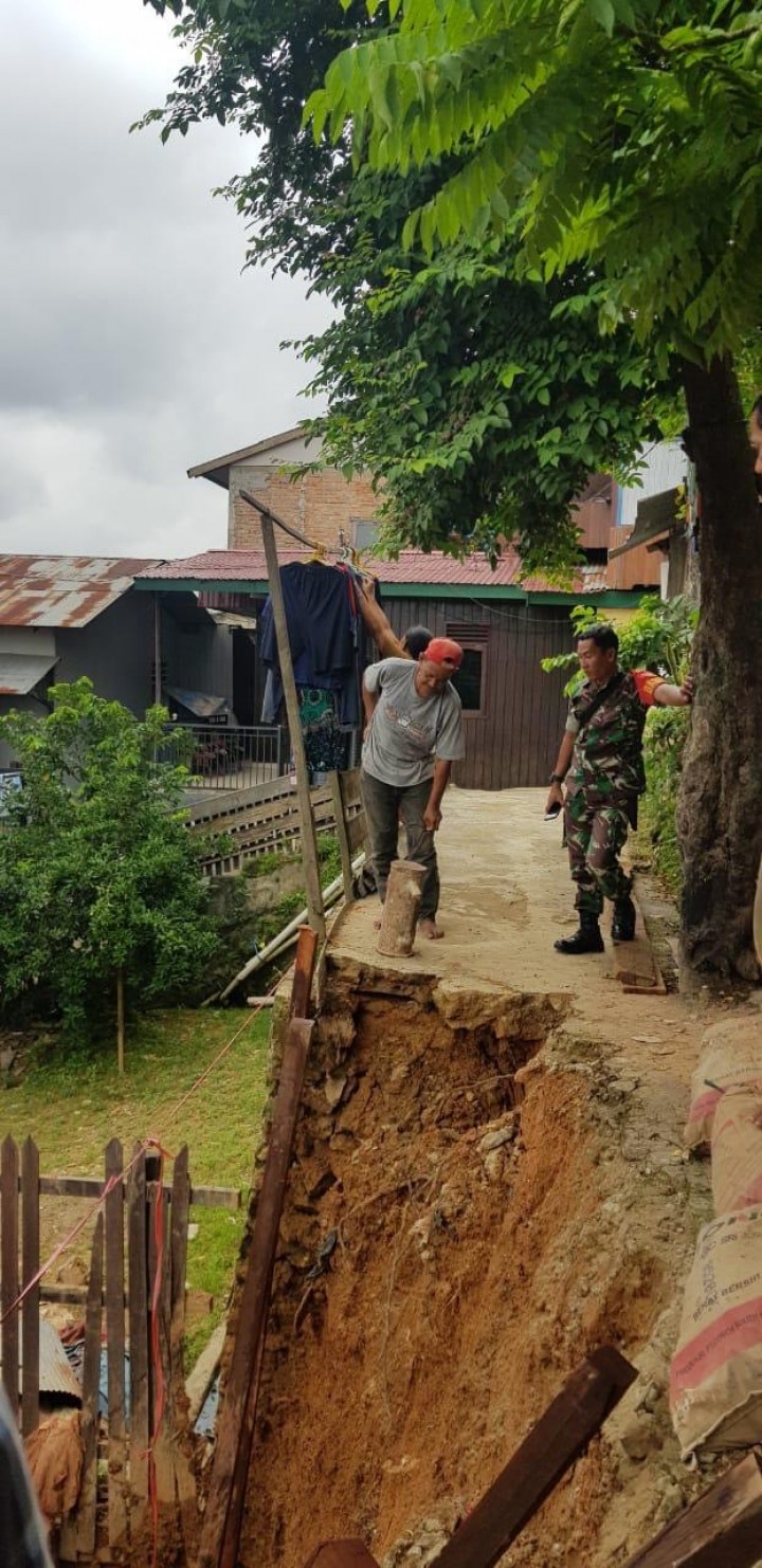 13 Juni 2019, Peninjauan  Kasi Pemerintahan bersama Kasi Ekobang, Satpol PP & Babinsa Kel. Karang Anyar ke lokasi Kegiatan Gotong royong warga RT 12 dan RT 36 membersihkan sisa longsor & membangun tanggul untuk mencegah longsor susulan ..