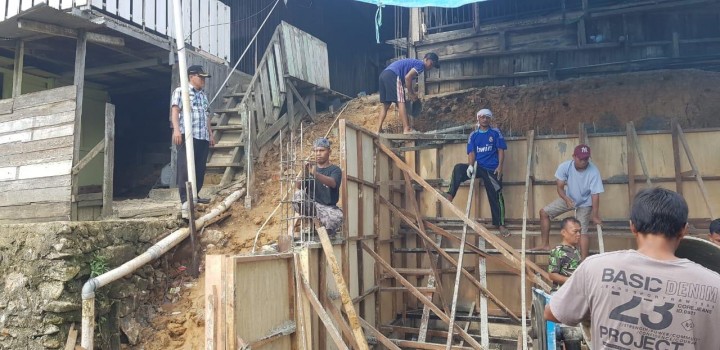 13 Juni 2019, Peninjauan  Kasi Pemerintahan bersama Kasi Ekobang, Satpol PP & Babinsa Kel. Karang Anyar ke lokasi Kegiatan Gotong royong warga RT 12 dan RT 36 membersihkan sisa longsor & membangun tanggul untuk mencegah longsor susulan ..