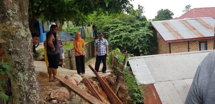 13 Juni 2019, Peninjauan  Kasi Pemerintahan bersama Kasi Ekobang, Satpol PP & Babinsa Kel. Karang Anyar ke lokasi Kegiatan Gotong royong warga RT 12 dan RT 36 membersihkan sisa longsor & membangun tanggul untuk mencegah longsor susulan ..