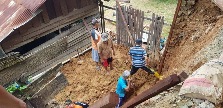 13 Juni 2019, Peninjauan  Kasi Pemerintahan bersama Kasi Ekobang, Satpol PP & Babinsa Kel. Karang Anyar ke lokasi Kegiatan Gotong royong warga RT 12 dan RT 36 membersihkan sisa longsor & membangun tanggul untuk mencegah longsor susulan ..