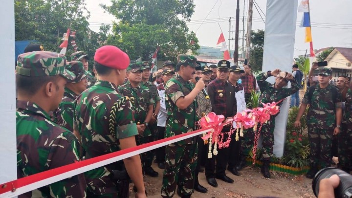 08 Agustus 2019 ... Acara penutupan kegiatan Tentara Manunggal Membangun Desa (TMMD) oleh Panglima TNI Marsekal Hadi Tjahjanto,S.IP yang dilaksanakan di Jl. Rapak Indah 2