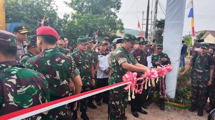08 Agustus 2019 ... Acara penutupan kegiatan Tentara Manunggal Membangun Desa (TMMD) oleh Panglima TNI Marsekal Hadi Tjahjanto,S.IP yang dilaksanakan di Jl. Rapak Indah 2