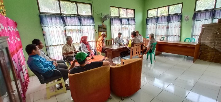 07 Agustus 2019, Rapat Terkait Operasional Gedung Bank Ramli di Jl. Cendana Gg. 11 yang dipimpin oleh Lurah Karang Anyar Bpk. DInvi Kurniadi,S.STP,M.Si dan dihadiri oleh Ketua LPM, Bhabinkamtibmas serta Ketua RT 08, 09,10,12 dan 36 Kel. Karang Anyar