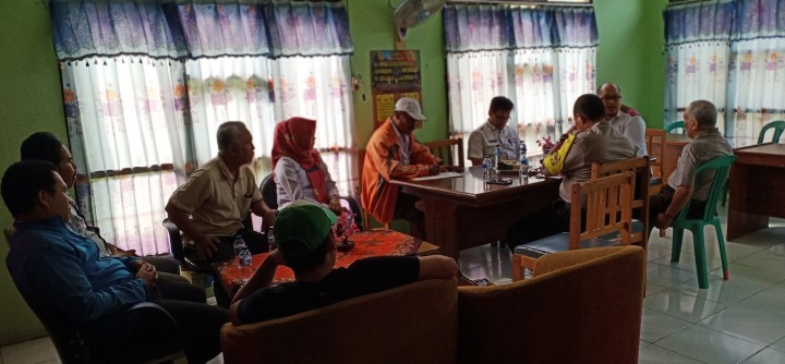 07 Agustus 2019, Rapat Terkait Operasional Gedung Bank Ramli di Jl. Cendana Gg. 11 yang dipimpin oleh Lurah Karang Anyar Bpk. DInvi Kurniadi,S.STP,M.Si dan dihadiri oleh Ketua LPM, Bhabinkamtibmas serta Ketua RT 08, 09,10,12 dan 36 Kel. Karang Anyar