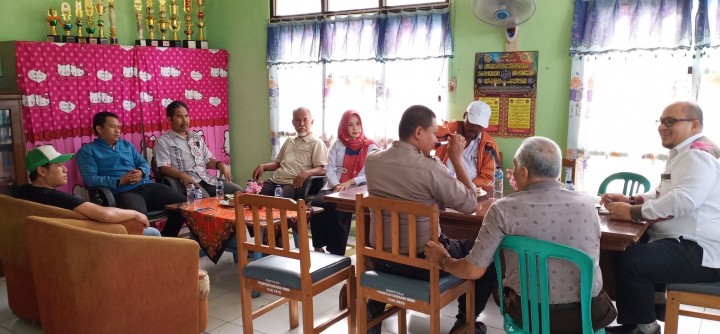 07 Agustus 2019, Rapat Terkait Operasional Gedung Bank Ramli di Jl. Cendana Gg. 11 yang dipimpin oleh Lurah Karang Anyar Bpk. DInvi Kurniadi,S.STP,M.Si dan dihadiri oleh Ketua LPM, Bhabinkamtibmas serta Ketua RT 08, 09,10,12 dan 36 Kel. Karang Anyar