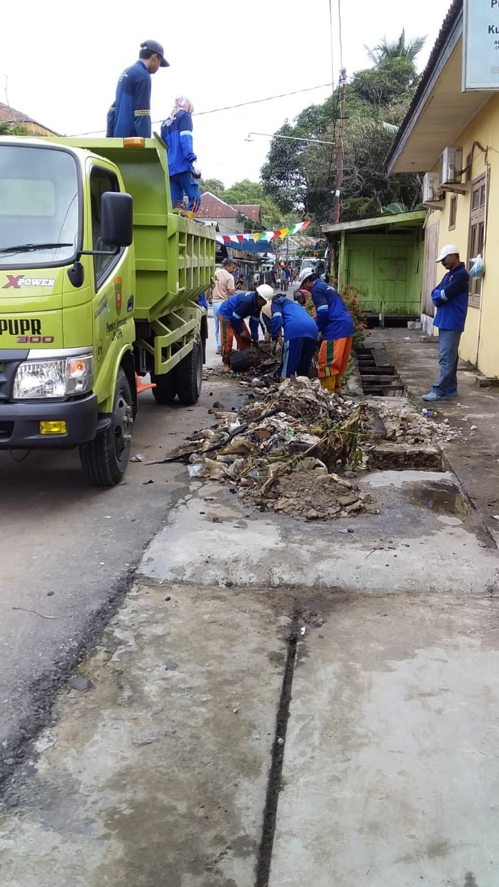 Acara Kerja Bakti di Lingkungan RT.04,05,06 Kel.karang Anyar yg dihadiri Kasie Pemerintahan dan Kasie Kesra pada Minggu, 25 Agustus 2019